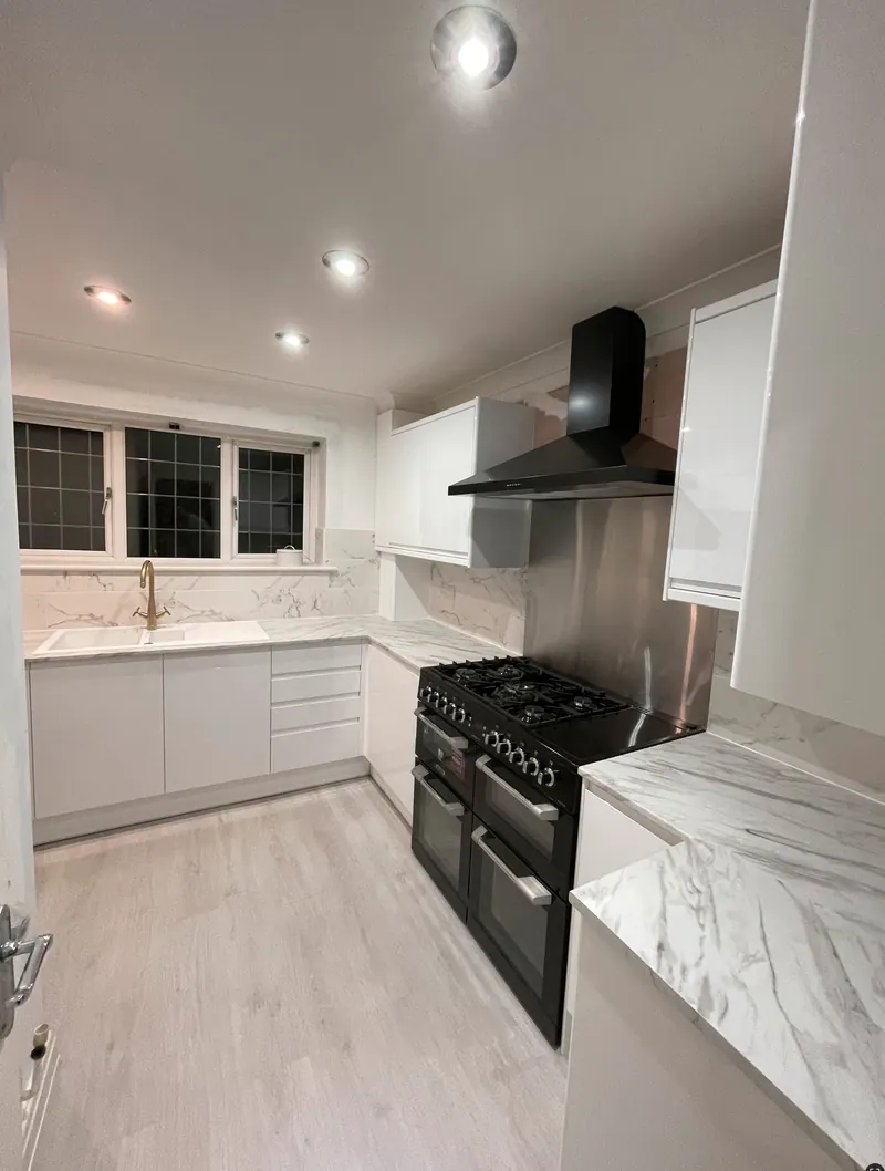 White kitchen with marble-effect worktops and range cooker